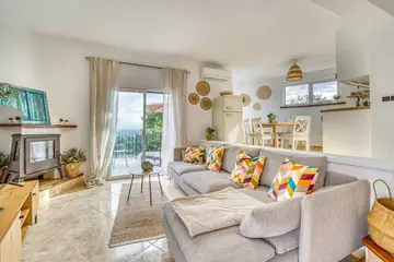 Living room and kitchen, opening onto the terrace