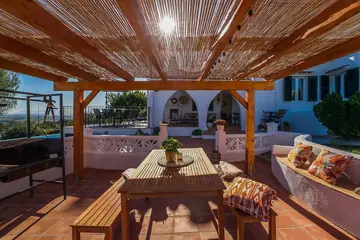 Outdoor dining under the pergola