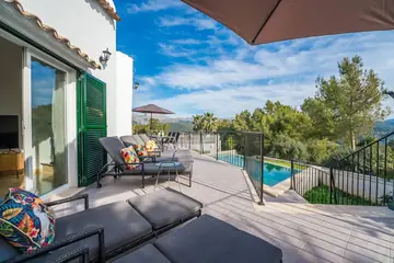 The house, the terrace and the pool